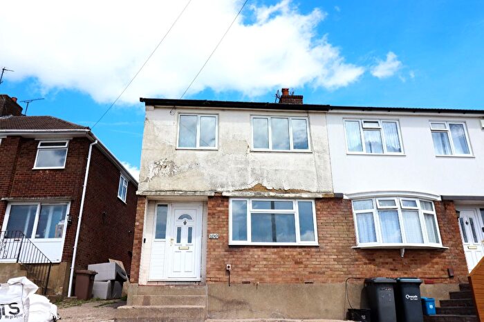 3 Bedroom Semi-Detached House To Rent In Pennine Avenue, LU3