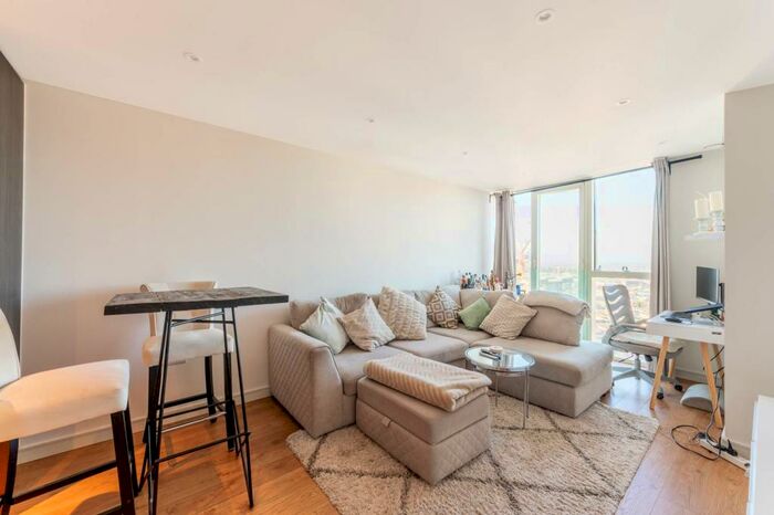 2 Bedroom Flat To Rent In Pinnacle Apartments, Croydon, CR0