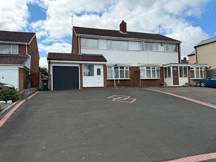 3 Bedroom Semi Detached House For Sale In Stourbridge Road, Halesowen, B63