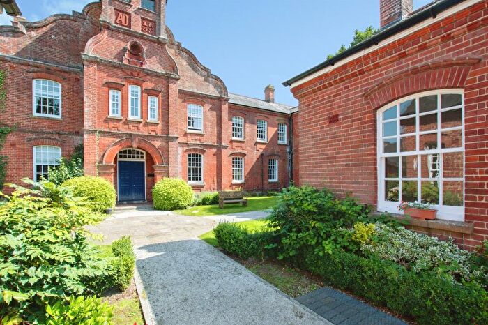2 Bedroom Flat For Sale In Bartons Road, Fordingbridge, SP6