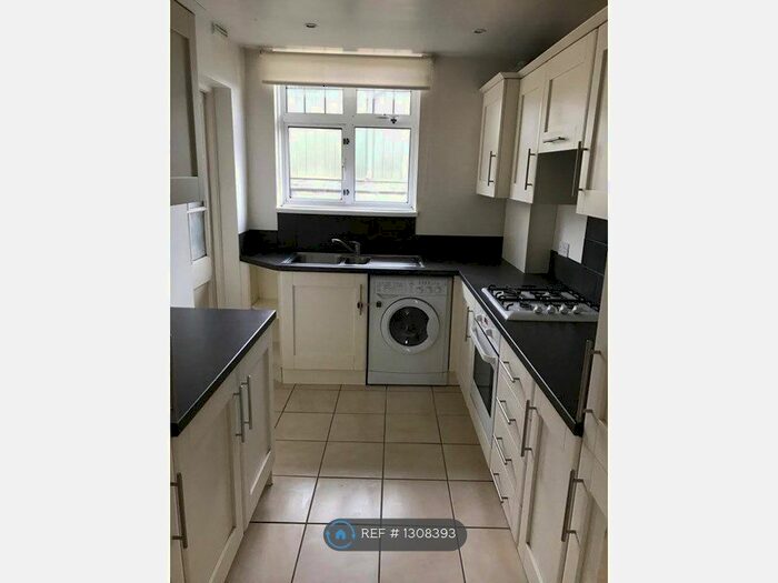 2 Bedroom Flat To Rent In Colney Hatch Lane, London N10