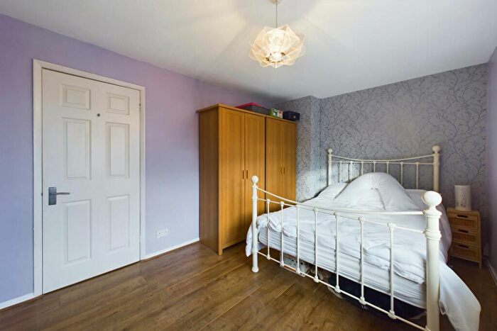 2 Bedroom End Of Terrace House For Sale In Lyne Way, Warners End, HP1