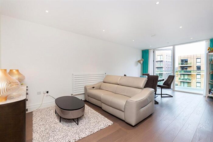 3 Bedroom Flat To Rent In Queenshurst Square, Kingston Upon Thames, KT2