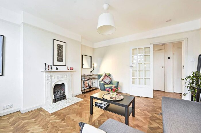 3 Bedroom Flat To Rent In Holland Street, High Street Kensington, London, W8