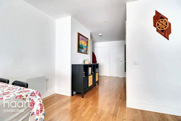 2 Bedroom Apartment For Sale In South Loop Green, Birmingham, B16