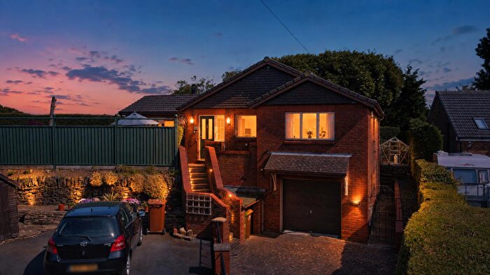 2 Bedroom House For Sale In Sunnybank Grove, Thornbury, Bradford, BD3