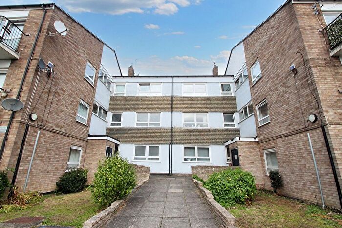 1 Bedroom Flat To Rent In Beechwood Drive, Woodford Green, IG8