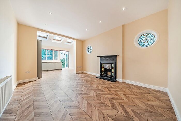 2 Bedroom Flat To Rent In Kingston Road, Wimbledon Chase, London, SW20