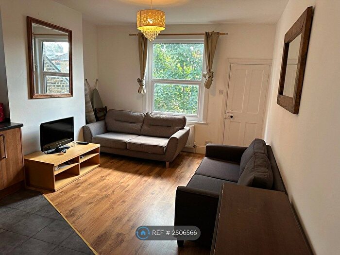 4 Bedroom Maisonette To Rent In Villiers Road, Kingston Upon Thames, KT1