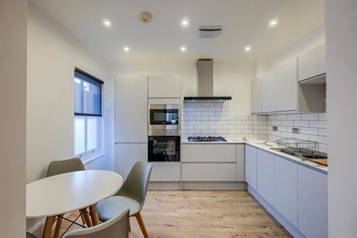 2 Bedroom Flat For Sale In Chapel Court, Leamington Spa, CV32