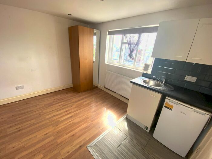 Studio To Rent In Windsor Rd, Ilford, IG1