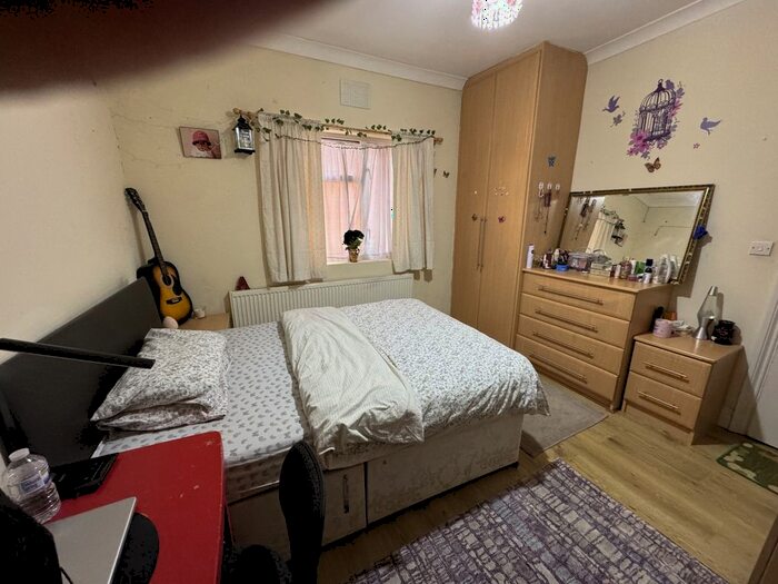 Terraced House To Rent In Bulstrode Avenue, Hounslow, Greater London, TW3