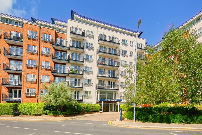 2 Bedroom Flat To Rent In Kings Way, Royal Quarter, KT2