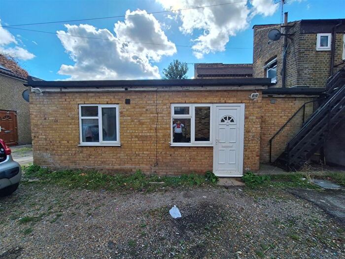2 Bedroom Bungalow To Rent In Park Lane, Hornchurch, RM11