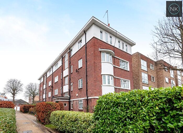 1 Bedroom Apartment To Rent In Lyndhurst Court, Churchfields, South Woodford, London, E18