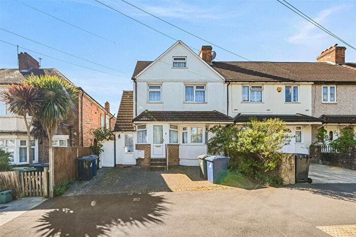 3 Bedroom Flat For Sale In Long Drive, Acton, W3