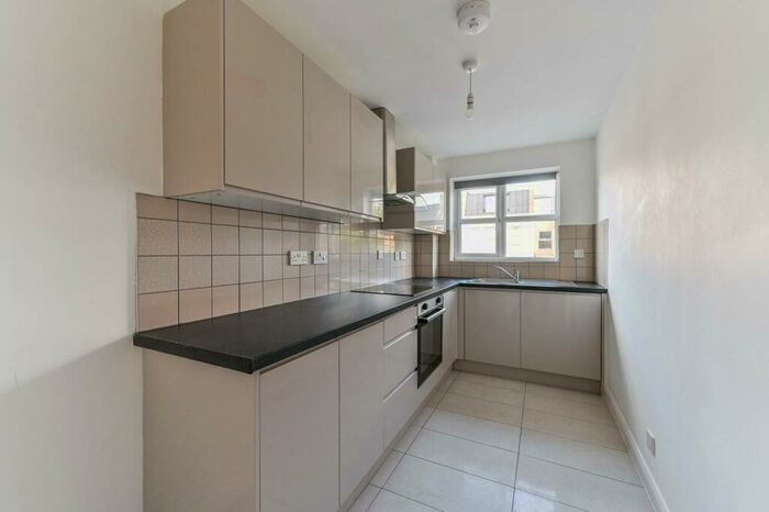 2 Bedroom Flat To Rent In Somerville Road, Penge, London, SE20