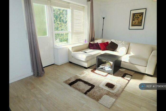 1 Bedroom Flat To Rent In Summerseat Close, Salford, M5