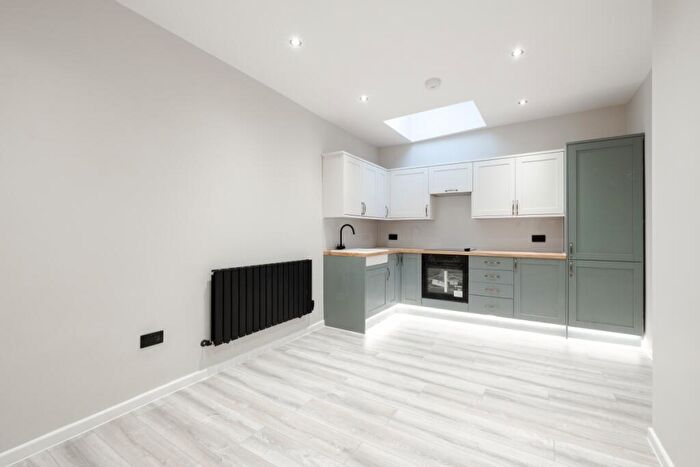 2 Bedroom Flat To Rent In Drayton Park London, N5