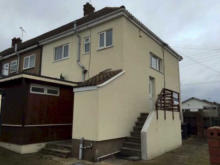 1 Bedroom Flat To Rent In The Chase, Rayleigh, Essex, SS6