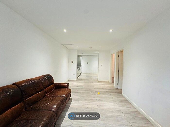 3 Bedroom Flat To Rent In Micklefield Road, High Wycombe, HP13