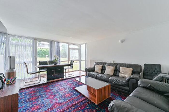 3 Bedroom Flat For Sale In Horne House, Master Gunner Place, London, SE18