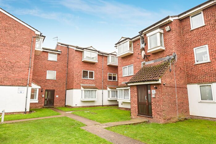 2 Bedroom Flat To Rent In Poplar Grove, Friern Barnet, London, N11