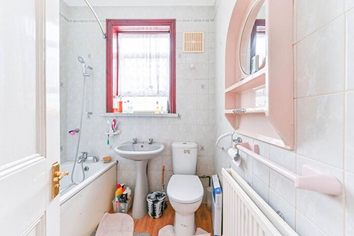 3 Bedroom Semi-Detached House For Sale In Mersham Road, Thornton Heath, CR7