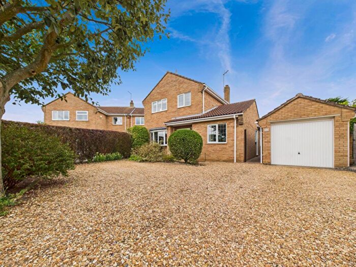 3 Bedroom Detached House For Sale In Mountbatten Avenue, Yaxley, PE7