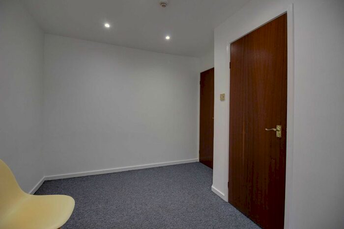 Studio To Rent In Station Road, London, N3