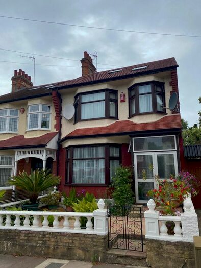 Studio To Rent In Broomfield Avenue, London, N13