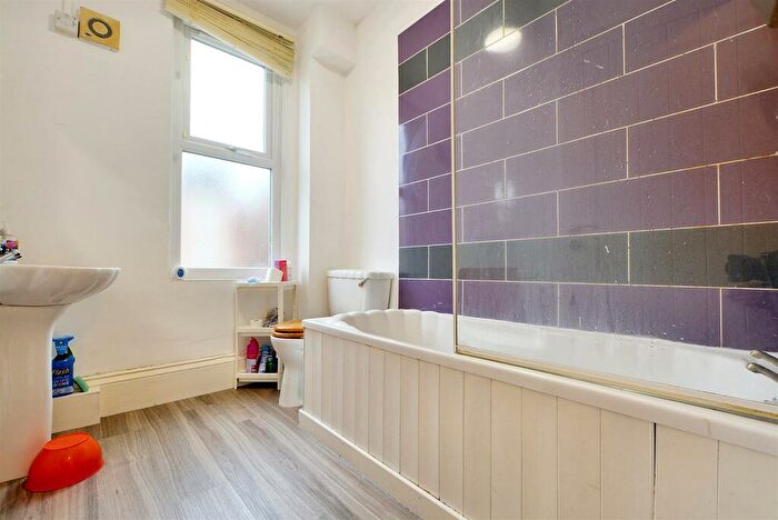 5 Bedroom Semi-Detached House For Sale In Burford Road, Nottingham, NG7