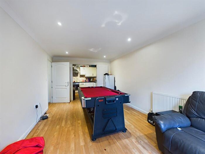 2 Bedroom Flat For Sale In Harbour Ridge, Portsmouth, Hampshire, PO1
