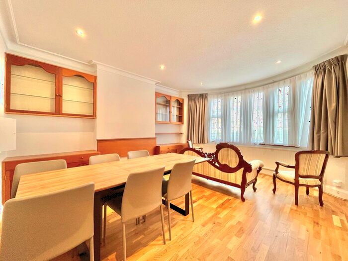 4 Bedroom Semi-Detached House To Rent In Saddlescombe Way, London, N12