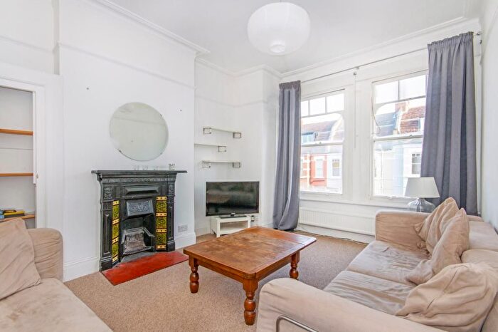 3 Bedroom Flat To Rent In Moring Road, London, SW17