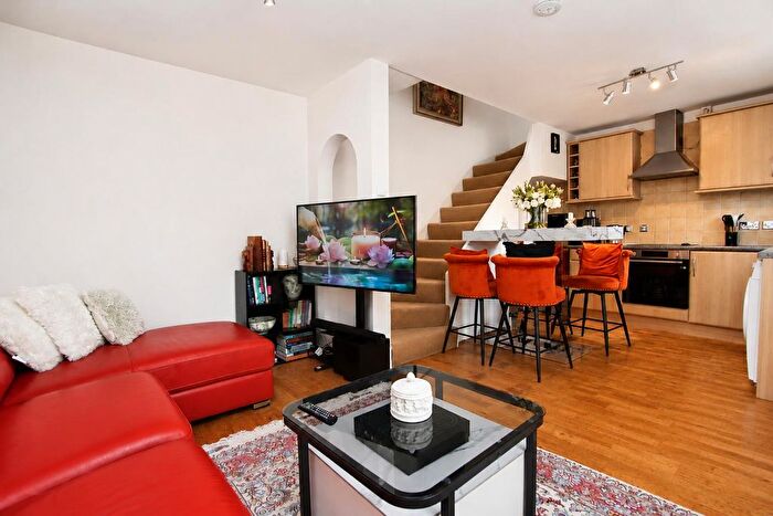 1 Bedroom Terraced House For Sale In Britten Close, Elstree, WD6