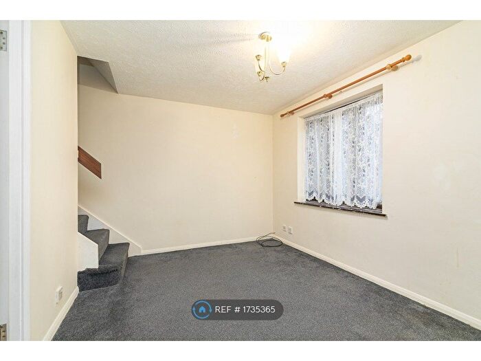 1 Bedroom Detached House To Rent In Gibson Road, Dagenham, RM8