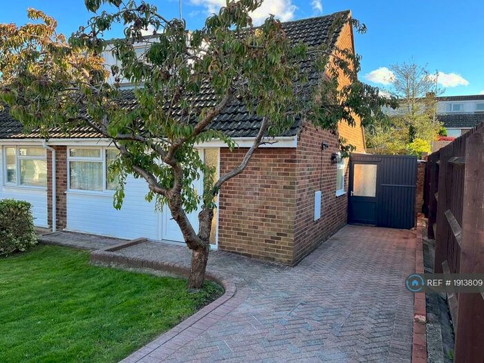 3 Bedroom Semi-Detached House To Rent In Meadow View, Banbury, OX16