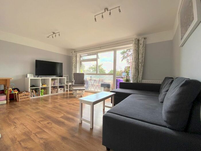 2 Bedroom Flat To Rent In Badgers Court, The Avenue, Worcester Park, KT4