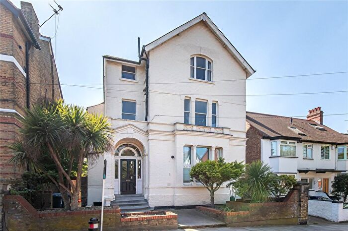 2 Bedroom Flat For Sale In Acacia Road, London, W3