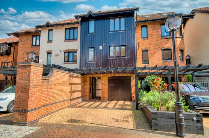 3 Bedroom Town House For Sale In Calshot Court, Ocean Village, Southampton, SO14