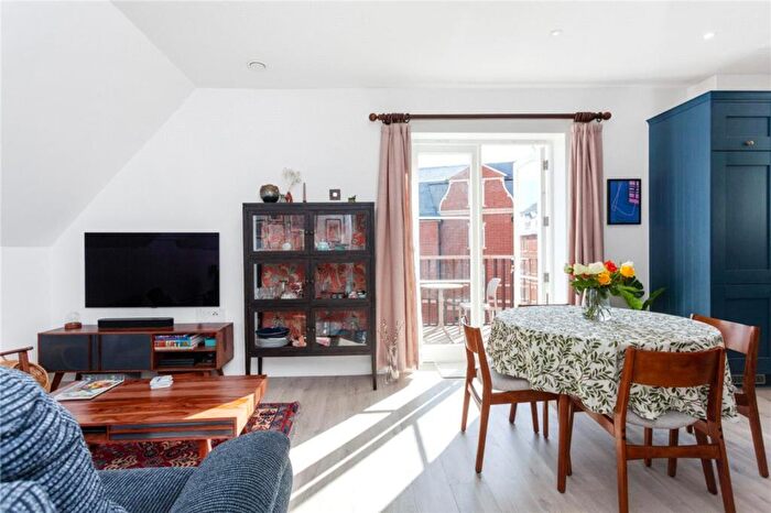 3 Bedroom Flat To Rent In Sassoon Drive, Woburn House, EN4