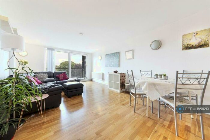 2 Bedroom Flat To Rent In Raphael House, Ilford, IG1