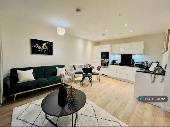 2 Bedroom Flat To Rent In Lakeside Drive, London, NW10
