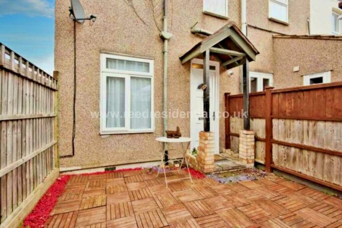 2 Bedroom Flat To Rent In Station Avenue, Southend On Sea, SS2