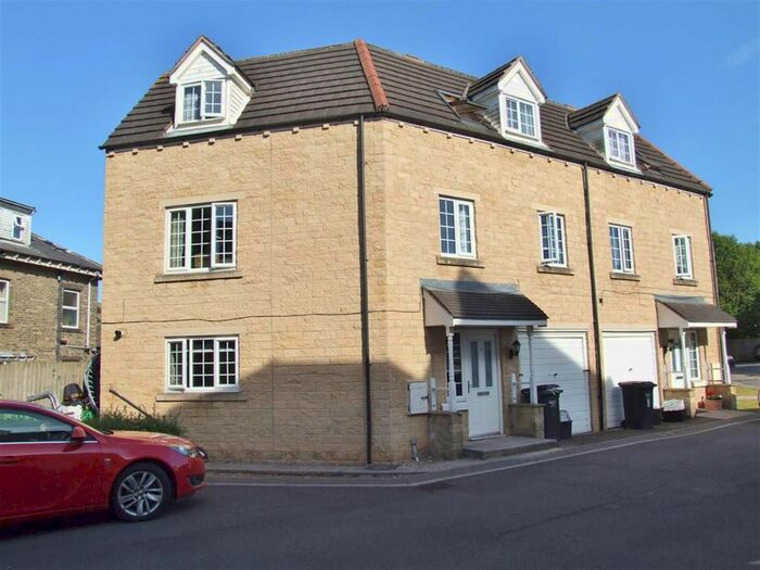 3 Bedroom Semi-Detached House To Rent In Pippin Court, Halifax HX2