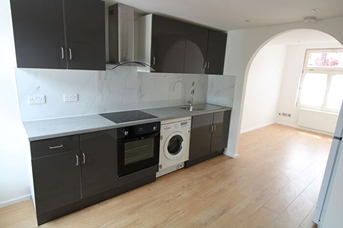 3 Bedroom Flat To Rent In Westcote Road, London, SW16