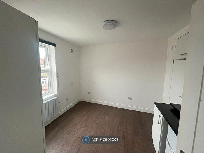 1 Bedroom Flat To Rent In Garratt Lane, London, SW17