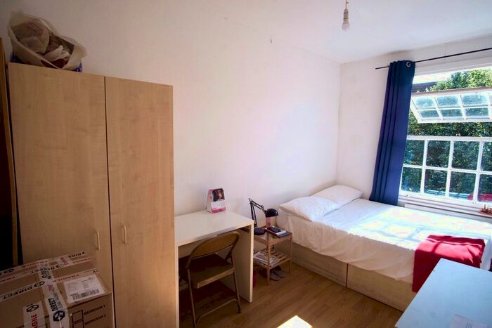 4 Bedroom Maisonette To Rent In Teale Street, London, E2