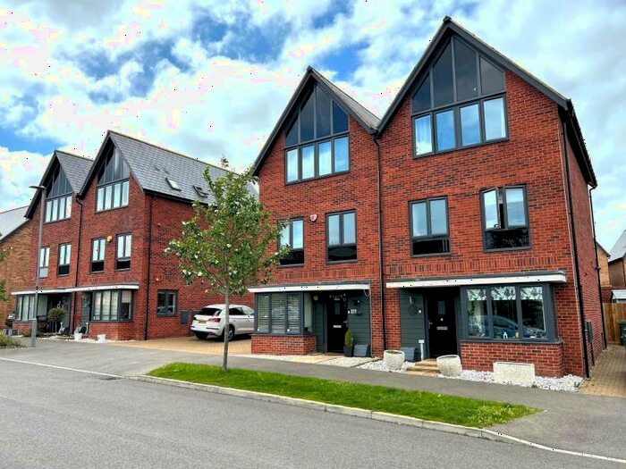 4 Bedroom Semi-Detached House To Rent In Vaynol Way, Whitehouse Park, MK8